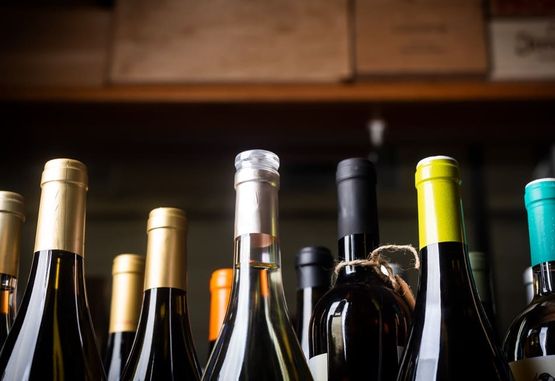 botellas de vino con tapones de diferentes colores